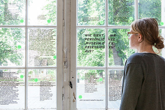 Blick in die Ausstellung „Tausend Stimmen. Eine Schau über Szeemann, Diagramme, Art Spaces und Dienstbesprechungen“ in der Burg Galerie im Volkspark vom 3. Mai bis 17. Juni 2012. Foto: Matthias Ritzmann