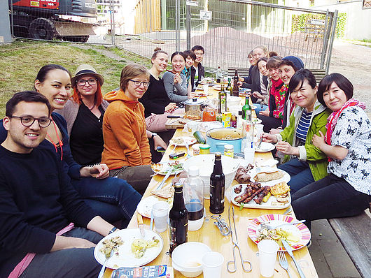 EAST MEETS WEST beim gemeinsamen Angrillen der Fachrichtung Keramik-/Glasdesign im Anschluss der Präsentation, Foto Auffenbauer