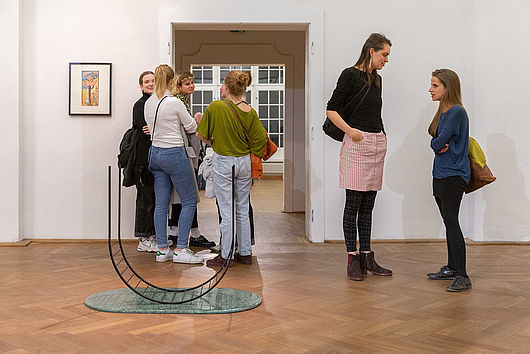 Im Vordergrund ist ein Objekt von Julia Miorin zu sehen, im Hintergrund ist ein Ausschnitt von Rosa Marie Wagners Arbeit "Von Christbäumen und Dosenananas, Erzählungen meiner Großeltern"; Foto: Max Méndez