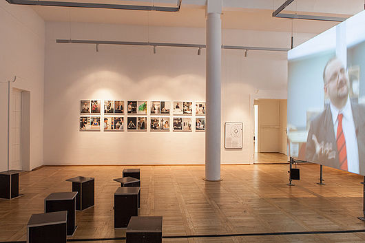 Blick in die Ausstellung „Tausend Stimmen. Eine Schau über Szeemann, Diagramme, Art Spaces und Dienstbesprechungen“ in der Burg Galerie im Volkspark vom 3. Mai bis 17. Juni 2012. Foto: Matthias Ritzmann