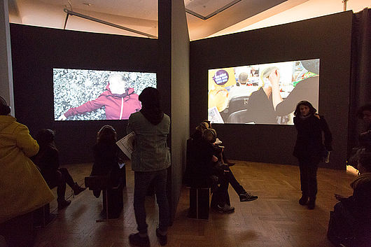 Blick in die Ausstellung "Der Globus ist unser Pony. Der Kosmos unser richtiges Pferd."; Foto: Matthias Ritzmann.