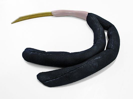 Julia Miorin, „Übergriff“, 2013, Holz, Gips, Stofffasern, Lack, 5,5 cm x 54 cm x 49 cm