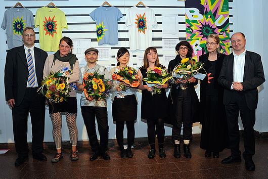 Jan-Hinrich Suhr, Prof. Dr. Nike Bätzner und Prof. Axel Müler-Schöll verliehen den Kunstpreis 2012 an Ginan Seidl (Bildhauerei/Metall, 3.v.r.) und Anerkennungen an Anne Caroline Zwinzscher, Murat Haschu, Sawa Aso und Sarah Deibele (v.l.n.r.). Foto: