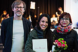 Prof. Dieter Hofmann, Rektor der BURG (li.) und Prof. Anna Berkenbusch, Professorin für Kommunikationsdesign, gratulieren Heidy Fernández Castillo, der DAAD-Preisträgerin 2015. Foto: Raisa Galofre