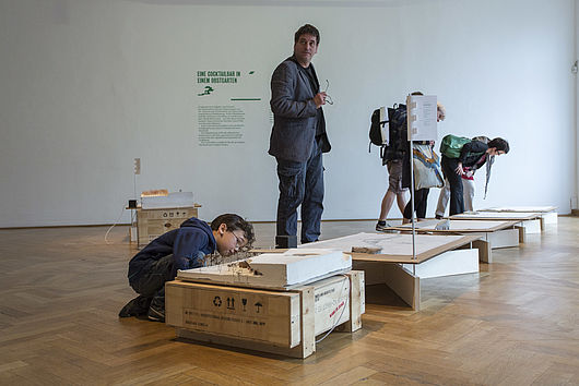 Blick in die Ausstellung »BÄUME UND HÄUSER«, Foto: Matthias Ritzmann.