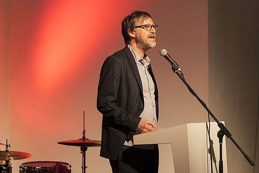 Zur Begrüßung sprach Prof. Dieter Hofmann, Rektor der Burg Giebichenstein Kunsthochschule Halle. Foto: Matthias Ritzmann