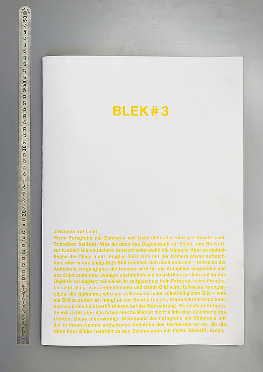 BLEK Verlag / Patrick Knuchel, „BLEK#3 – a book about photography, reproduction and drawing“, Risographie, Photogramm, Inkjetdruck, Digitale Ausbelichtung, Laserdruck, Offsetdruck, Pigmentdruck, Faltung, Airbrush, Schwarze Tinte auf Barytabzug, Krei