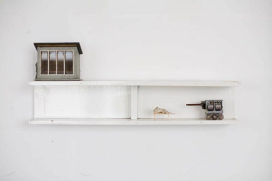 Roland Köhler, „Mäusepolizei“, mixed media, ca. 70 x 18 x 18 cm, 2009, Foto: René Schäffer