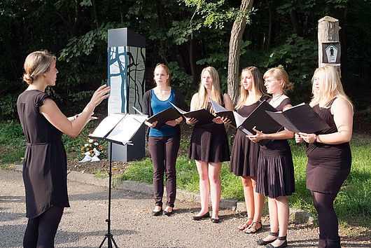 Der Chor des Christian-Wolff-Gymnasiums begleitete die Einweihung musikalisch mit den Stücken „The Sound of Silence“ und „Hallelujah“. Foto: Sascha Linke