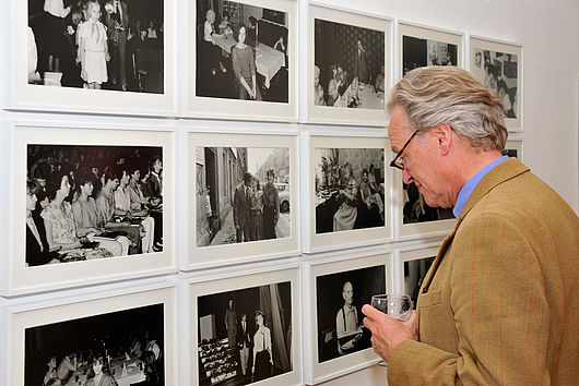 Blick in die Ausstellung „Das Geheimnis bleibt. Modefotograﬁe von Ute Mahler und Schülern“ vom 5. Mai bis 13. Juni 2011 in der Hochschulgalerie im Volkpark, Foto: Udo W. Beier