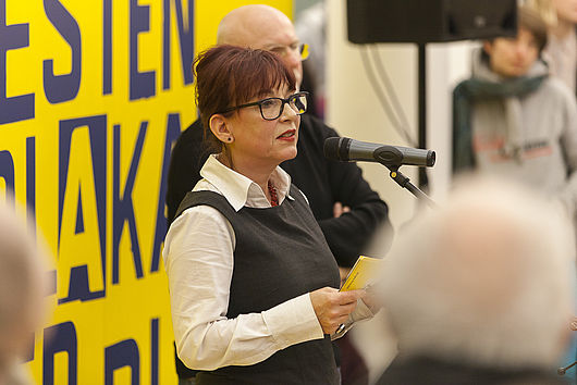 Kuratorin der Ausstellung ist Anna Berkenbusch, Professorin für Kommunikationsdesign an der BURG. Foto: Matthias Ritzmann