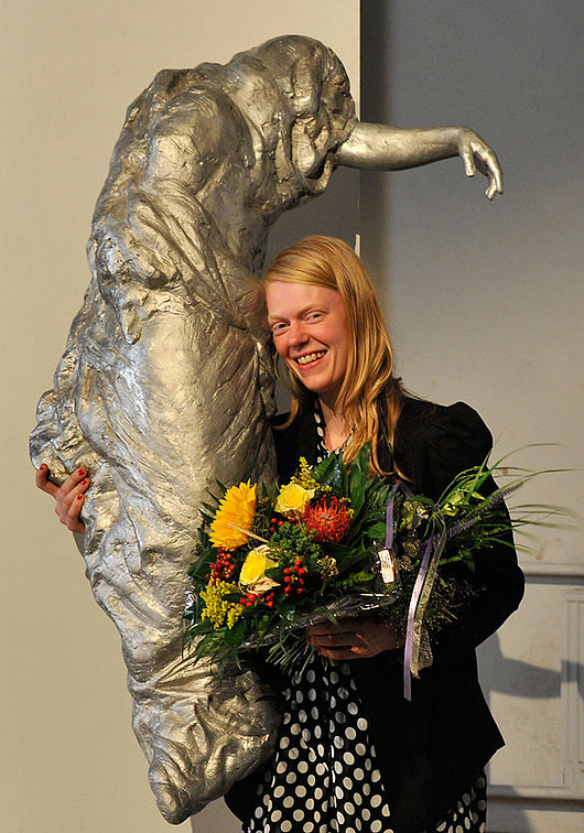 Sonja Schrader, Burg-Absolventin der Studienrichtung Bildhauerei/Figur erhält den Kunstpreis der Stiftung der Saalesparkasse 2011 für ihre Diplomarbeit „Über die Liebe – Haltung und Metamorphose“; Foto: Udo W. Beier