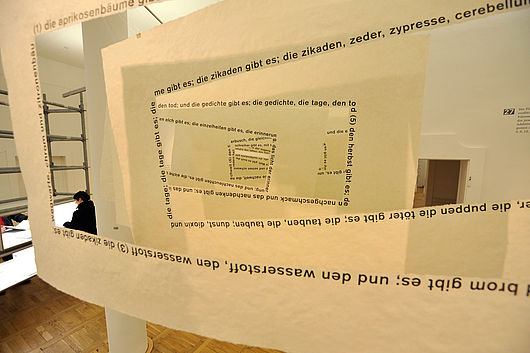 Blick in die Ausstellung „Bücher sind Reisen – Buchstaben sind Klänge“. Foto: Udo W. Beier