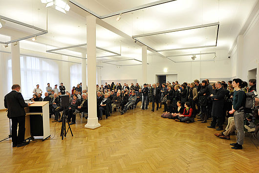 Zur Ausstellungseröffnung in der gut besuchten Hochschulgalerie sprach Prof. Axel Müller-Schöll, Rektor der Burg Giebichenstein Kunsthochschule Halle, Foto: Udo W. Beier