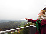 Auf dem Skywalk werden Wünsche war. Teller fliegen mit Wünschen beschrieben in die Luft und zerschellen am schroffen Berghang der Burg. Scherben bringen Glück, Foto KG