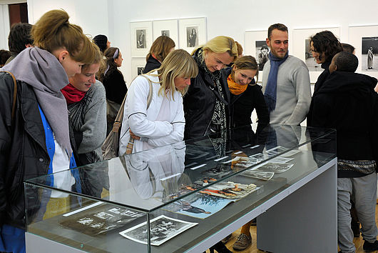 Blick in die Ausstellung „Das Geheimnis bleibt. Modefotograﬁe von Ute Mahler und Schülern“ vom 5. Mai bis 13. Juni 2011 in der Hochschulgalerie im Volkpark, Foto: Udo W. Beier