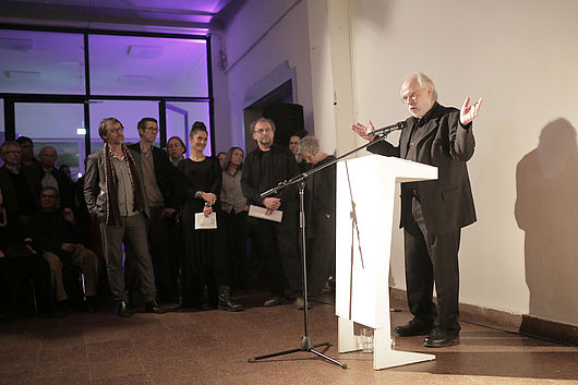 Uli Kühnle, Emeritus und Mitgründer des Studiengangs Multimedia|VR-Design, während seiner Rede mit dem Titel „Findet mich das Glück“. Fotograf: Alexander Dalbert