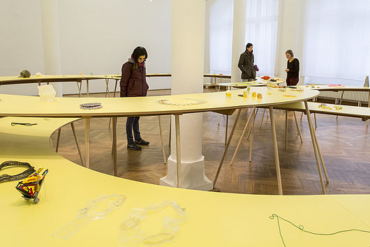 Blick in die Ausstellung »SÄGE STEIN PAPIER«, Foto: Matthias Ritzmann.