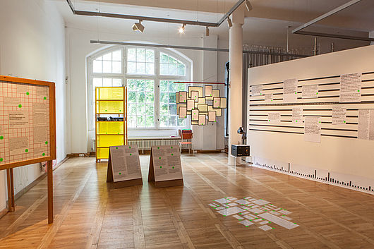 Blick in die Ausstellung „Tausend Stimmen. Eine Schau über Szeemann, Diagramme, Art Spaces und Dienstbesprechungen“ in der Burg Galerie im Volkspark vom 3. Mai bis 17. Juni 2012. Foto: Matthias Ritzmann