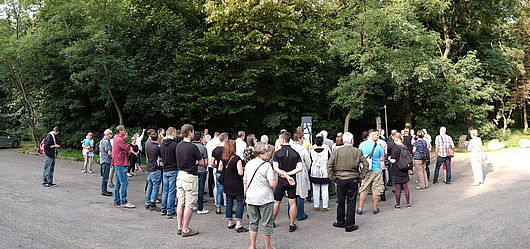 Großes Interesse für die Infostele an der Dölauer Heide. Foto: Sascha Linke