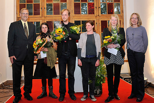 Jan-Hinrich Suhr und Prof. Dr. Nike Bätzner, Juryvorsitzende, überreichten den Preis an Sonja Schrader (Bildhauerei/Figur, 2.v.r.) und Anerkennungen an Kathrin Endres, Georg Lisek und Dana Meyer (v.l.n.r.). Foto: Udo W. Beier