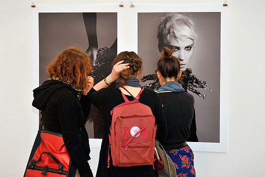 Blick in die Ausstellung „Das Geheimnis bleibt. Modefotograﬁe von Ute Mahler und Schülern“ vom 5. Mai bis 13. Juni 2011 in der Hochschulgalerie im Volkpark, Foto: Udo W. Beier