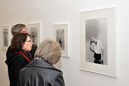 Blick in die Ausstellung „Das Geheimnis bleibt. Modefotograﬁe von Ute Mahler und Schülern“ vom 5. Mai bis 13. Juni 2011 in der Hochschulgalerie im Volkpark, Foto: Udo W. Beier