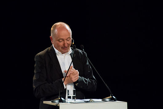 Altrektor Prof. Axel Müller-Schöll begrüßte die Gäste und hielt eine launige Abschiedsrede. Foto: Raisa Galofre