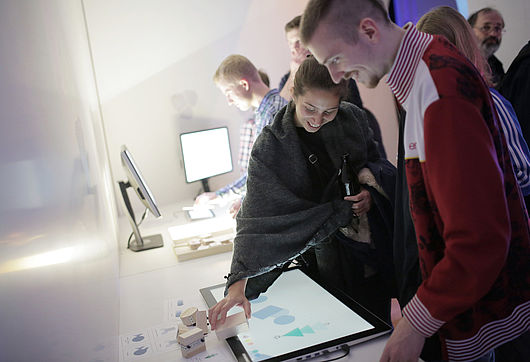 Impression aus der Ausstellung: im Inneren des grossen Kubus,  im Vordergrund das Exponat „Farben und Formen“ Fotograf: Alexander Dalbert