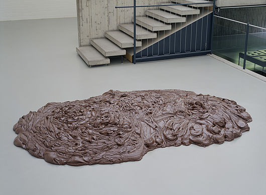 Thomas Rentmeister, ohne Titel, 2000, Nutella, ca. 25 x 270 x 180 cm. Foto: Thomas Rentmeister