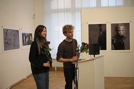 Fotografiestudenten der Ostkreuzschule Berlin bedanken sich bei Ute Mahler, den Modeprofessoren der Burg Giebichenstein und den Organisatoren der Hochschulgalerie im Volkspark, Foto: Anne Schwalbe, Ostkreuzschule Berlin