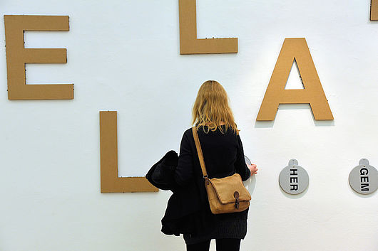 Blick in die Ausstellung „Bücher sind Reisen – Buchstaben sind Klänge“. Foto: Udo W. Beier