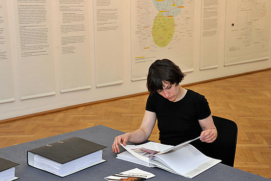 Blick in die Ausstellung „Tausend Stimmen. Eine Schau über Szeemann, Diagramme, Art Spaces und Dienstbesprechungen“ in der Burg Galerie im Volkspark vom 3. Mai bis 17. Juni 2012. Foto: Udo Beier