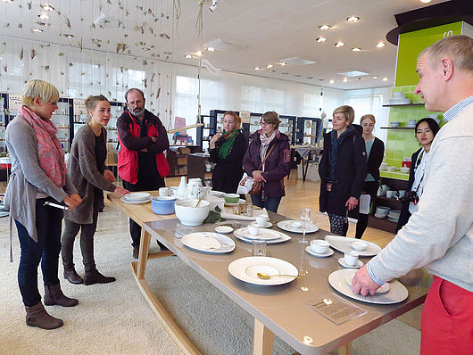 KAHLA-Designerin Frau Keller und der Marketingleiterin Frau Töpel führten durch den Showroom, Foto KG