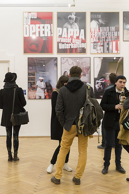 Blick in die Ausstellung „Die 100 besten Plakate der BURG“. Foto: Matthias Ritzmann