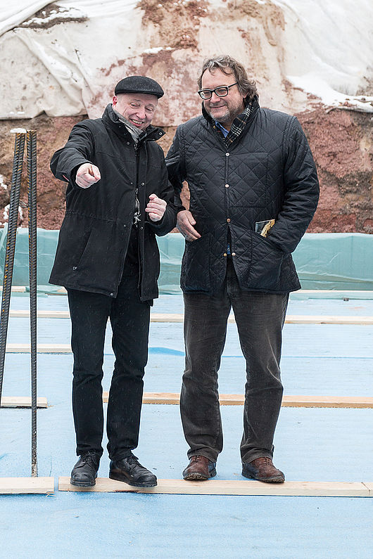 Prof. Axel Müller-Schöll, Rektor der Burg, im Gespräch mit dem Landesarchäologen Harald Meller. Foto: Matthias Ritzmann