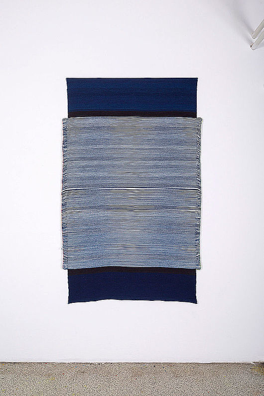 Ana Streng »Zwischen Flimmern und Fokus« Flachgewebe, Ikat, Merinowolle mit Indigo gefärbt, 2-teilig, je ca. 200 x 130 cm, 2018 Foto: Max Mendez