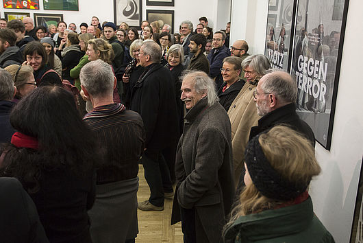 Helmut Brade, der großartige Plakatgestalter und ehemaliger Burg-Professor (Mitte), ist mit mehr als zehn Plakaten in der Ausstellung vertreten. Foto: Matthias Ritzmann