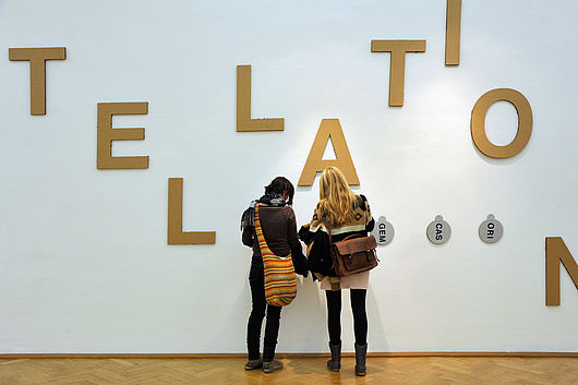 Blick in die Ausstellung „Bücher sind Reisen – Buchstaben sind Klänge“. Foto: Udo W. Beier