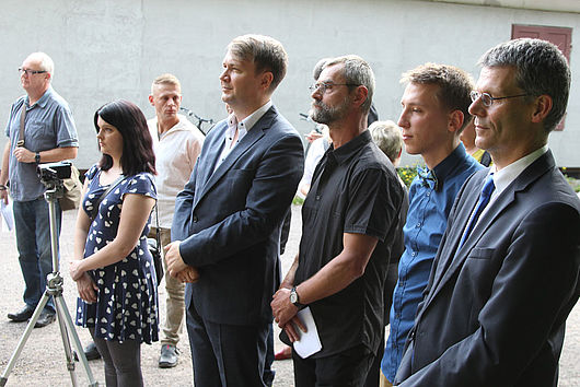 Es sprachen der Direktor der Stiftung Gedenkstätten Sachsen-Anhalt, Dr. Kai Langer, der Bürgermeister der Stadt Halle, Egbert Geier, der Direktor des Christian-Wolff-Gymnasiums, Andreas Slowig, der Historiker Michael Viebig und Axel De Macq. Foto: Ekkeh