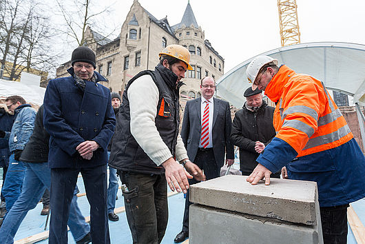 Der Grundstein wird geschlossen. Foto: Matthias Ritzmann