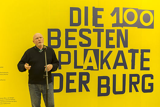 Prof. Bernard Stein, Jury-Mitglied und Professor für Visuelle Kommunikation an der Kunsthochschule Halle, erläutert die Arbeitsweise der international besetzten Jury. Foto: Matthias Ritzmann