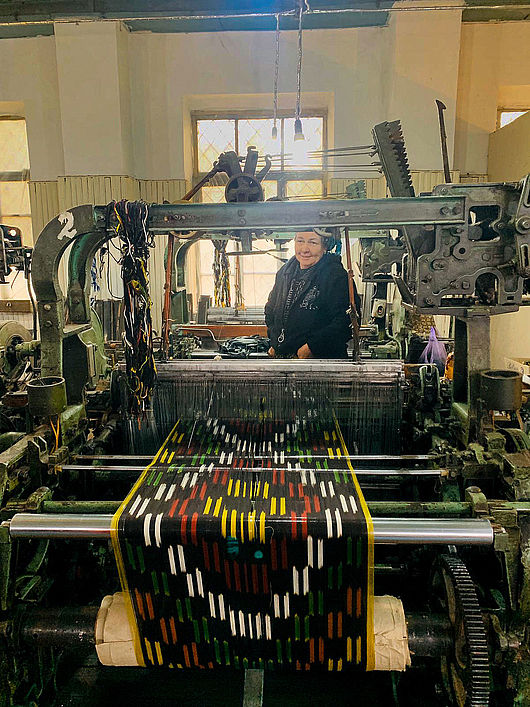 Ikatproduktion auf Industrie-Webstühlen in der Yodgorlik Silk factory in Margilan, Usbekistan