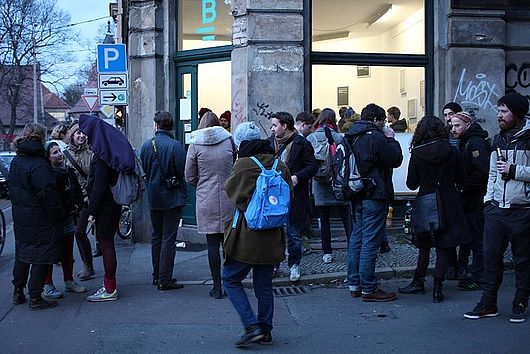 Besucher bei der Vernissage. Foto: Jana Luck