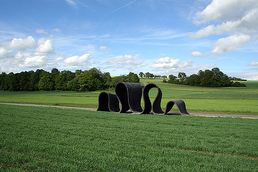 Andreas Kiessling „Welle“, Stahlbeton, Asphalt, 400 x 1150 x 320 cm, 4. Studienjahr